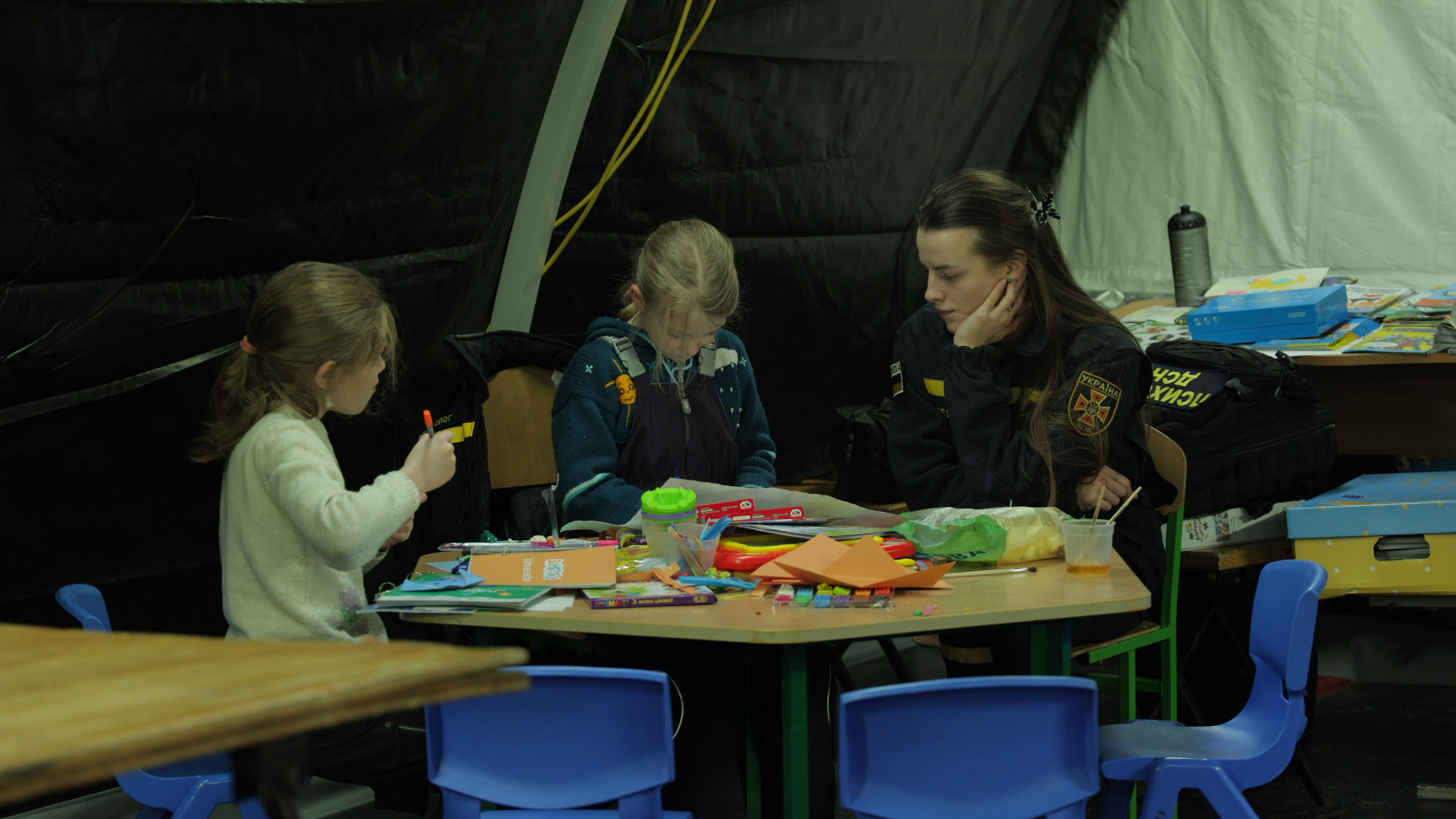 "Никто никуда не поедет". Репортаж с Троещины, где люди живут без отопления